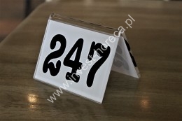 tabliczka z numerem stolika z giętej plexi