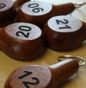 numerki drewniane kolor mahoń