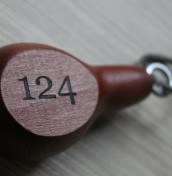 grawerowane drewniane breloczki do kluczy