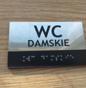 numerek na drzwi dla osób słabowidzących oraz niewidomych